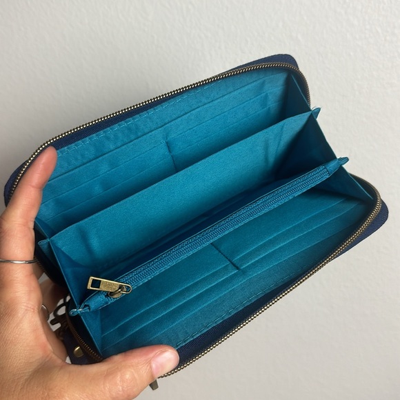 Travelon Blue Zip Around Wristlet Wallet - Picture 4 of 7